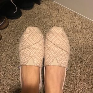 cream and light pink toms